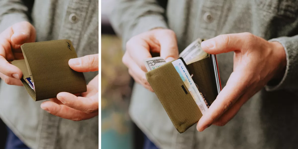 Peak Design Everyday Billfold Wallet Kelp – pískově hnědá skládací peněženka bifold z tkaniny TerraShell™ s RFID ochranou, pohled zvenku a detail s kartami a bankovkami