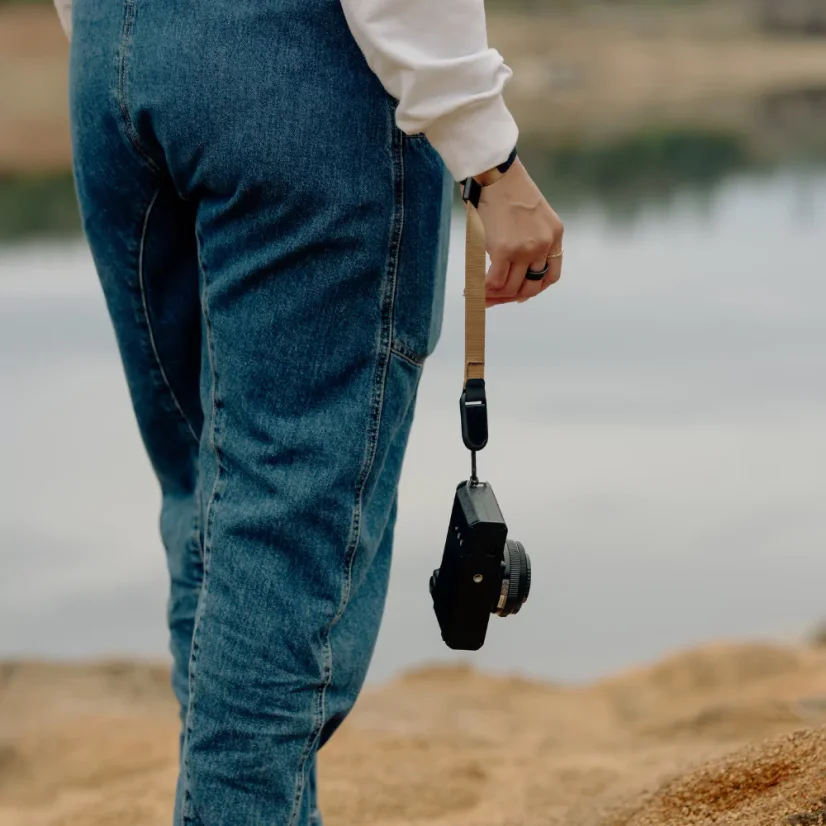 Peak Design Cuff Coyote - zápěstní popruh na fotoaparát (světle hnědý)