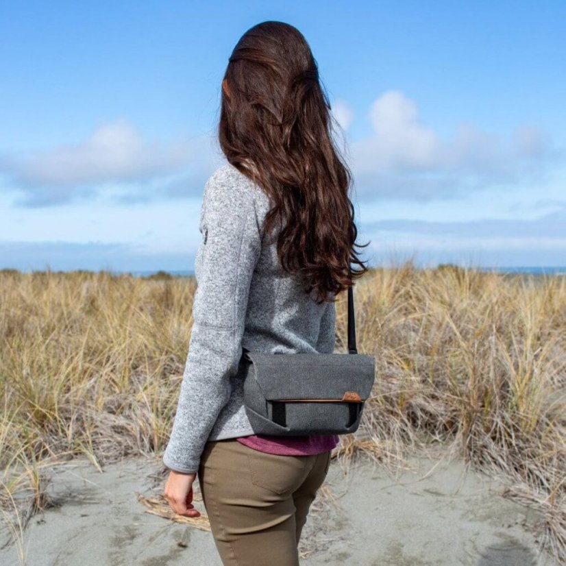 Peak Design Field Pouch v2 - Charcoal - tmavě šedá