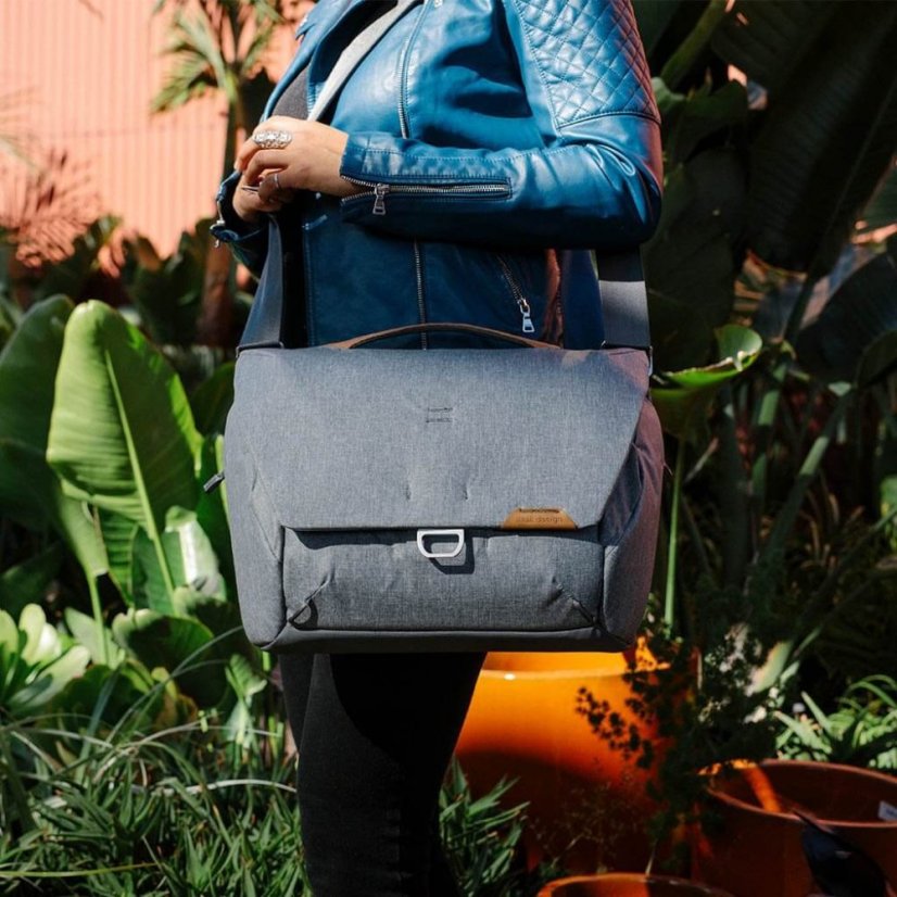 Peak Design Everyday Messenger 13L v2 - Ash - světle šedá
