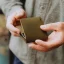 Peak Design Everyday Billfold Wallet Kelp (pískově hnědá) - peněženka