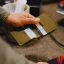 Peak Design Everyday Billfold Wallet Kelp (pískově hnědá) - peněženka