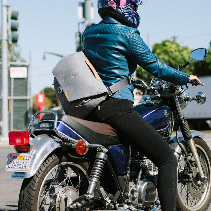 Peak Design Everyday Messenger 13L v2 - Ash - světle šedá