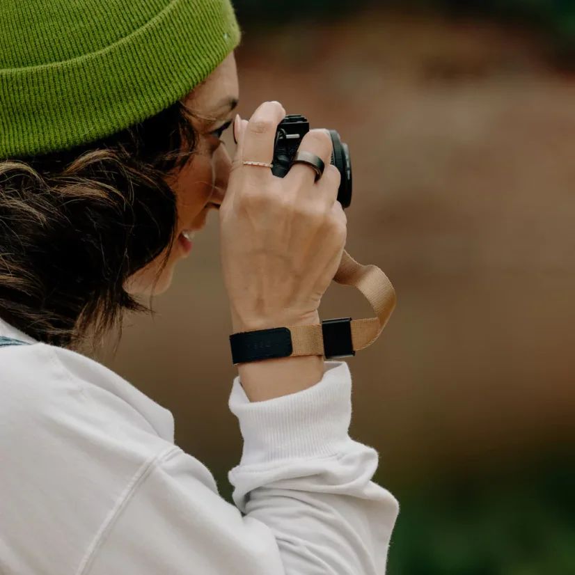 Peak Design Cuff Coyote - řemínek na zápěstí světle hnědý