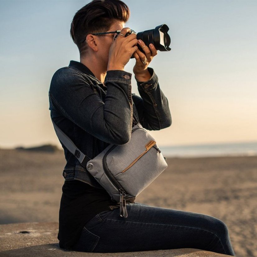 Peak Design Everyday Sling 3L v2 - Ash - světle šedá