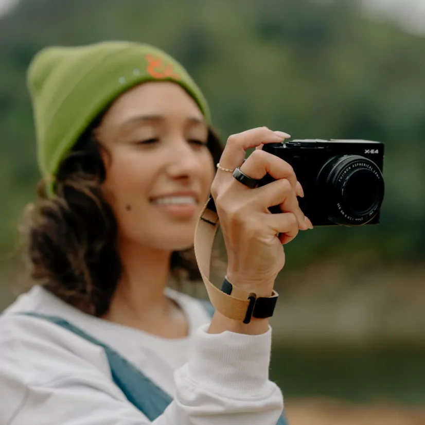 Peak Design Cuff Coyote - zápěstní popruh na fotoaparát (světle hnědý)