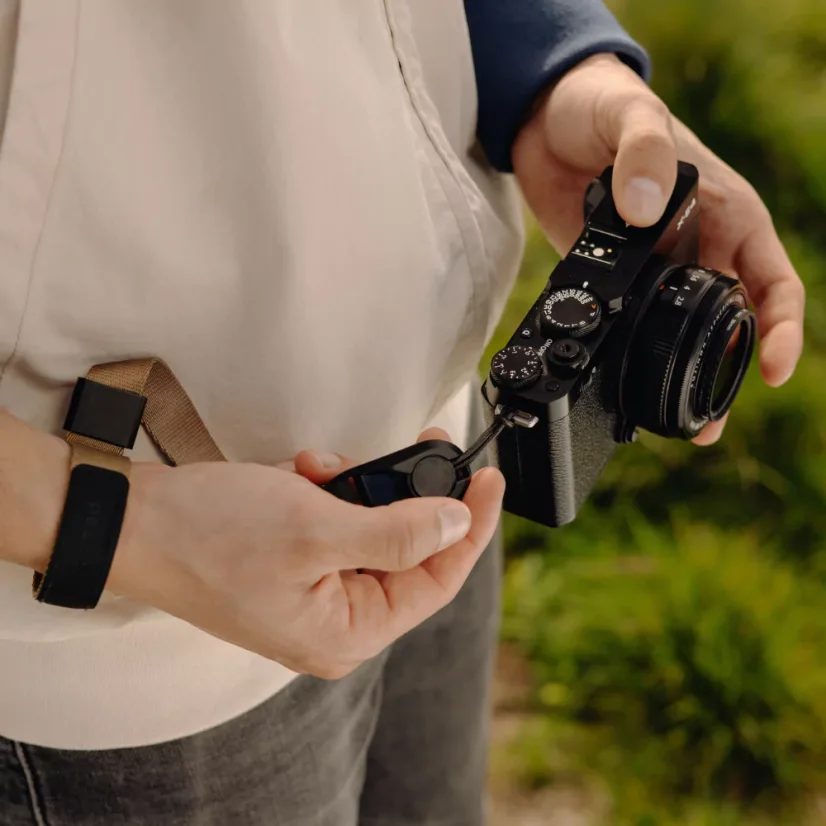 Peak Design Cuff Coyote - řemínek na zápěstí světle hnědý
