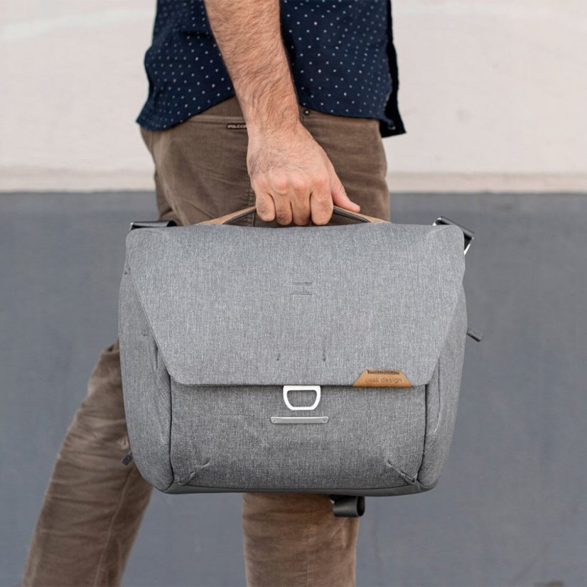 Peak Design Everyday Messenger 13L v2 - Ash - světle šedá