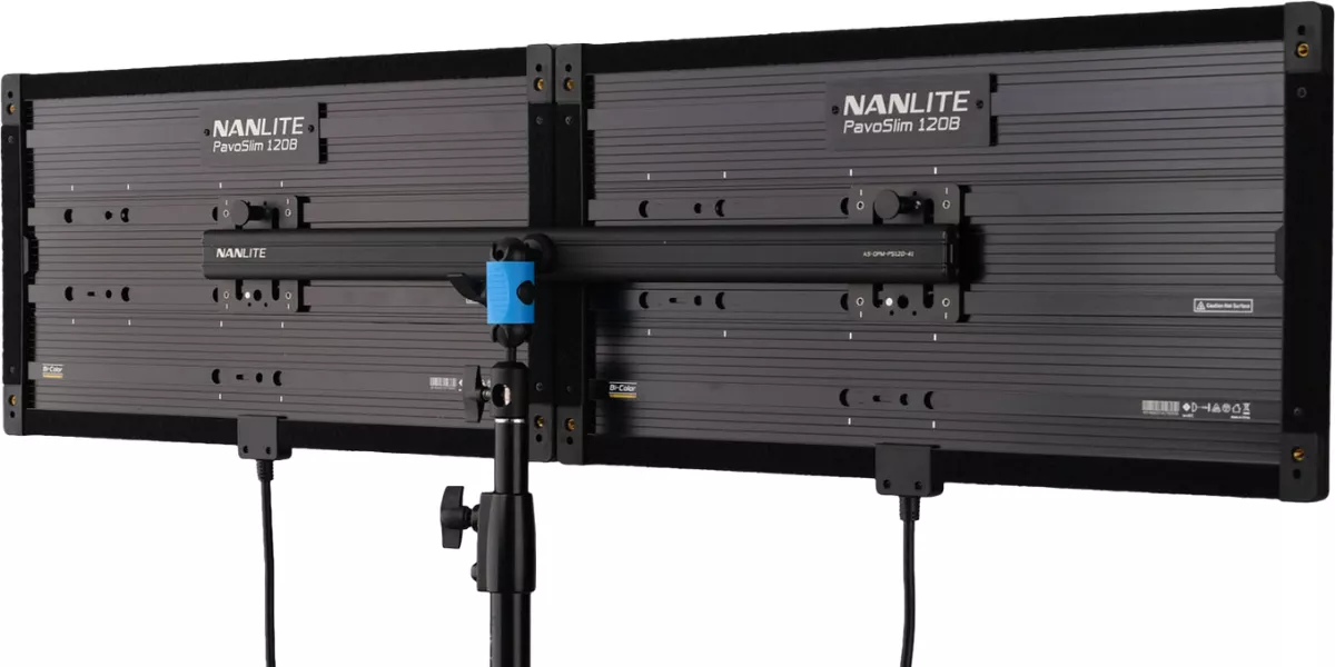 Nanlite PavoSlim 120B - dva spojené panely v konfiguraci 2x2 na stativu, pohled zezadu na spojovací držák Dual-Panel Coupler