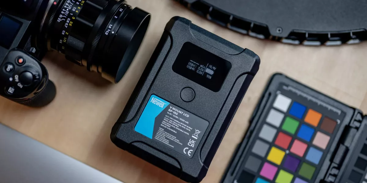 Newell BP-150 LCD V-Mount baterie - 10500 mAh (155 Wh) ležící na stole